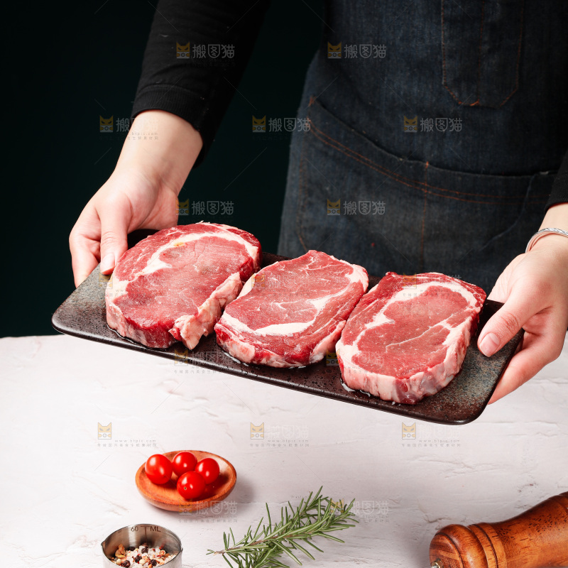 浅底上的新鲜牛排