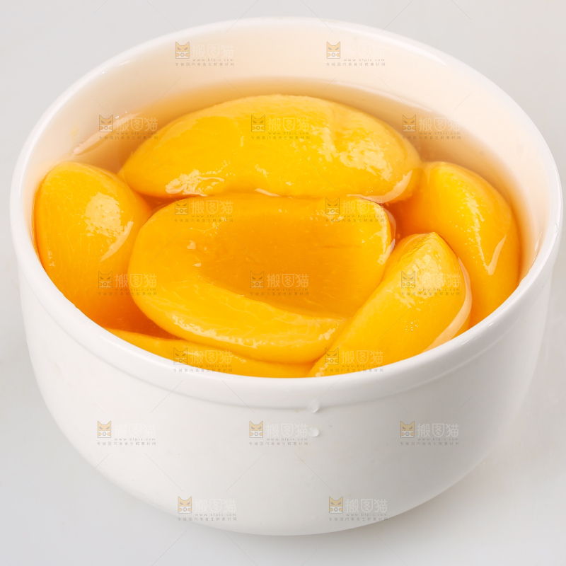 浅底上的黄桃罐头