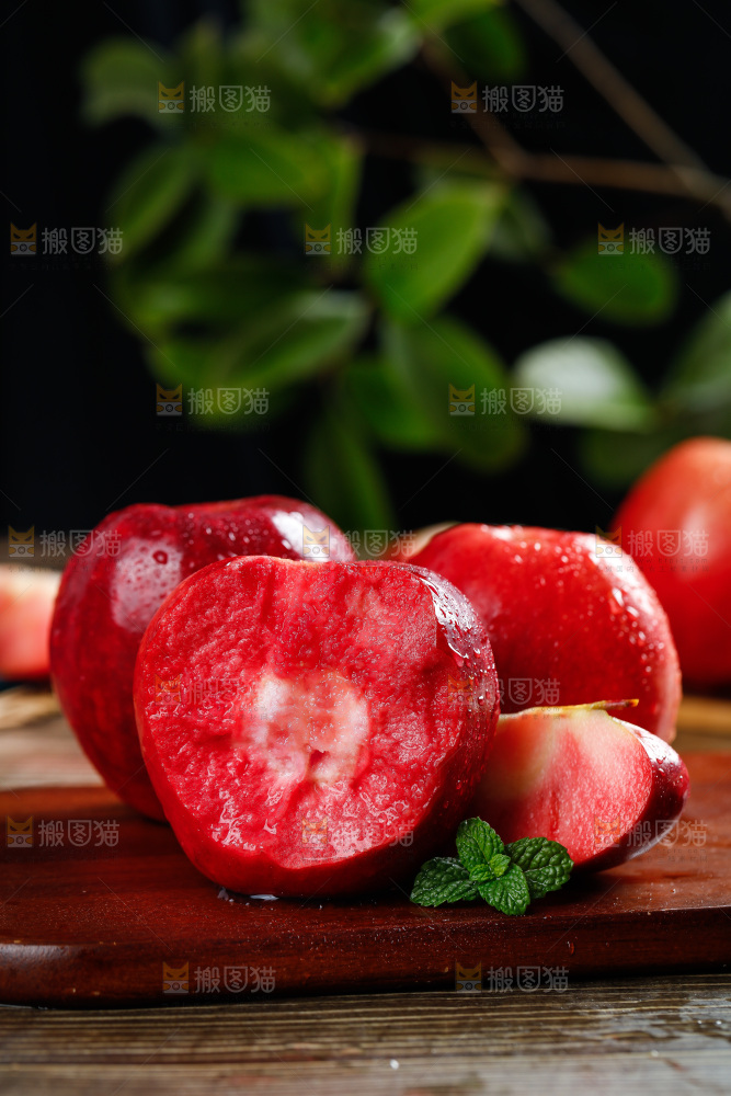 深底上的红肉苹果