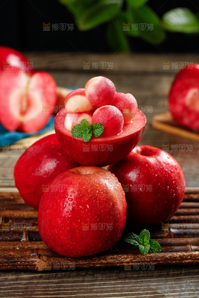 深底上的红肉苹果