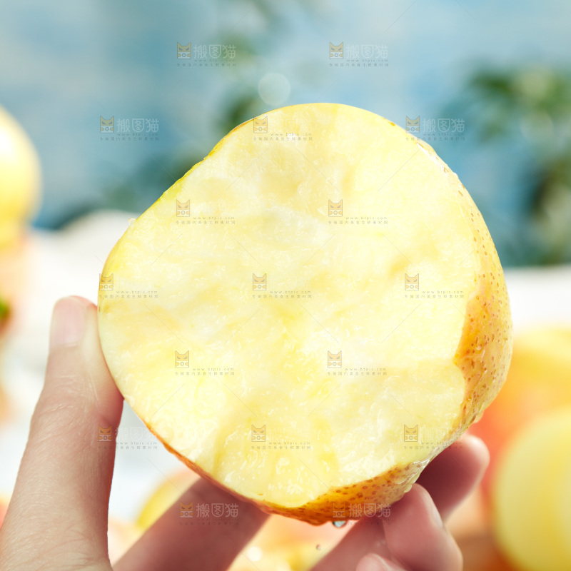 浅底上的雀斑美人