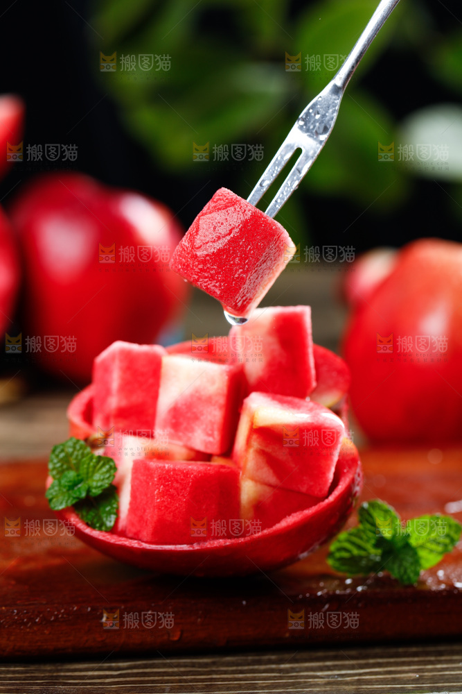 深底上的红肉苹果
