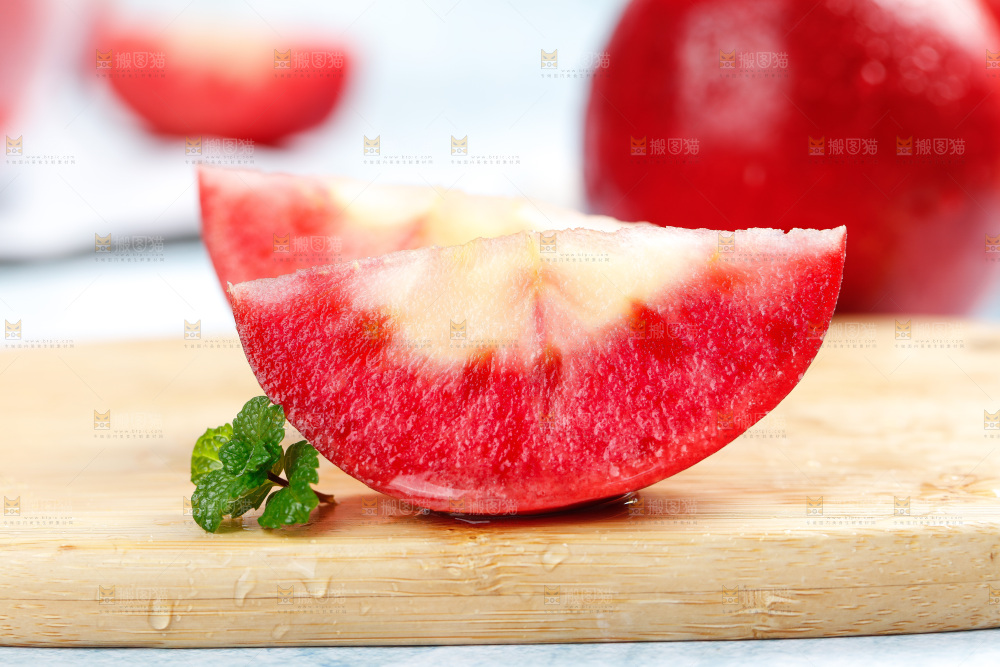 浅底上的红肉苹果