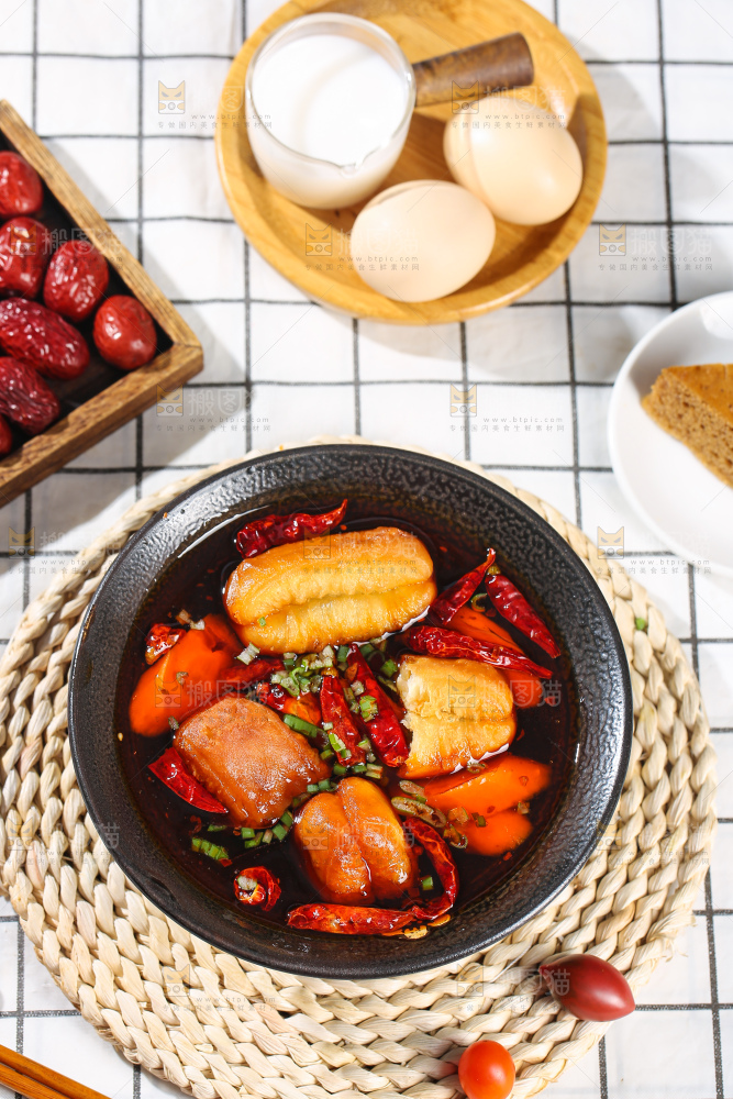 碗里的火锅油条