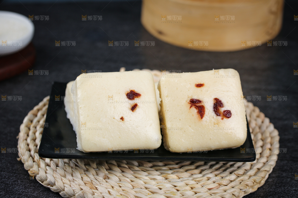 深底上的白糖发糕