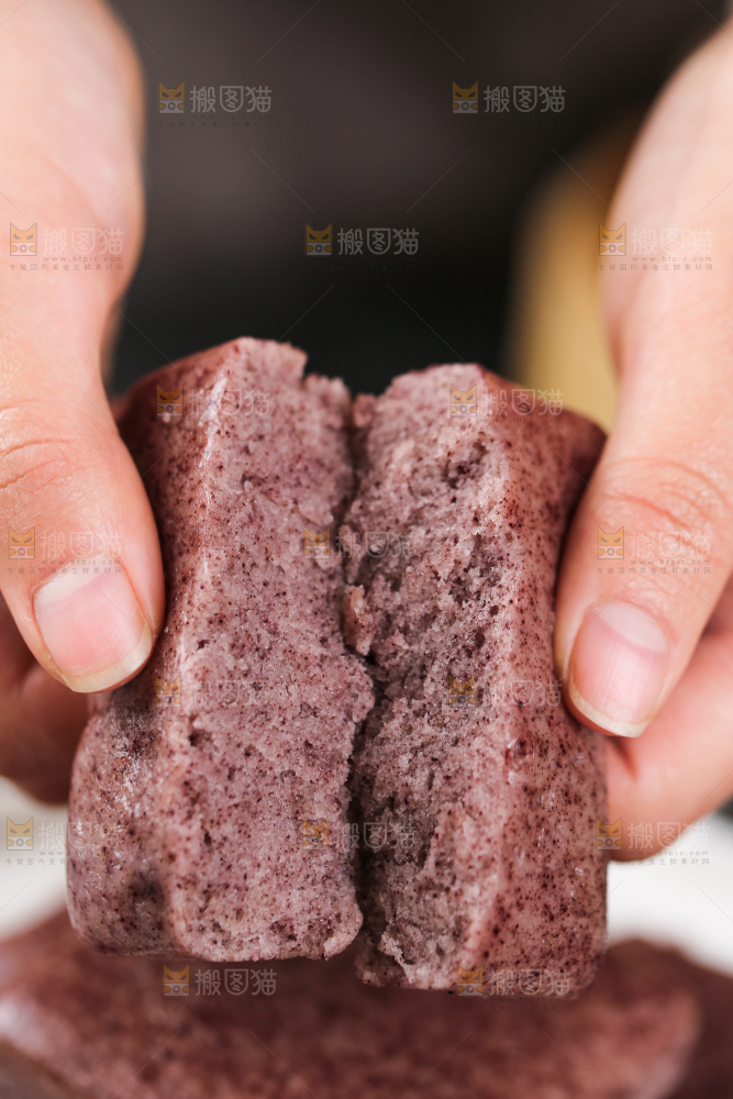 深底上的黑米发糕