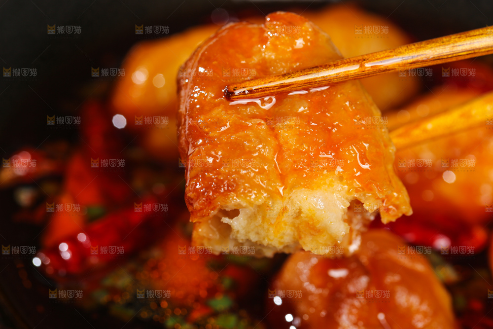 碗里的火锅油条