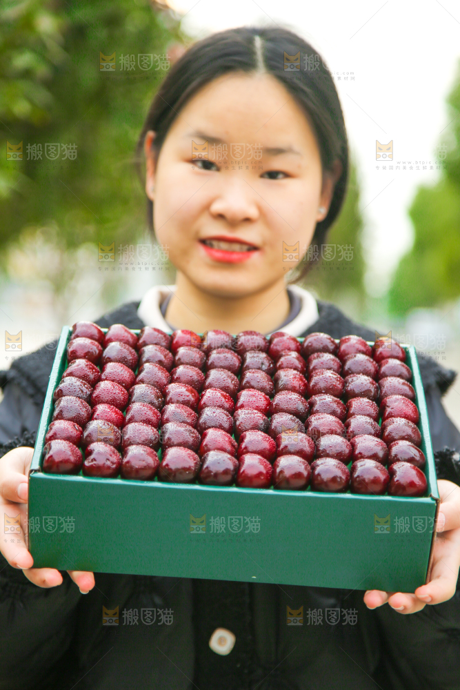 手里拿着车厘子