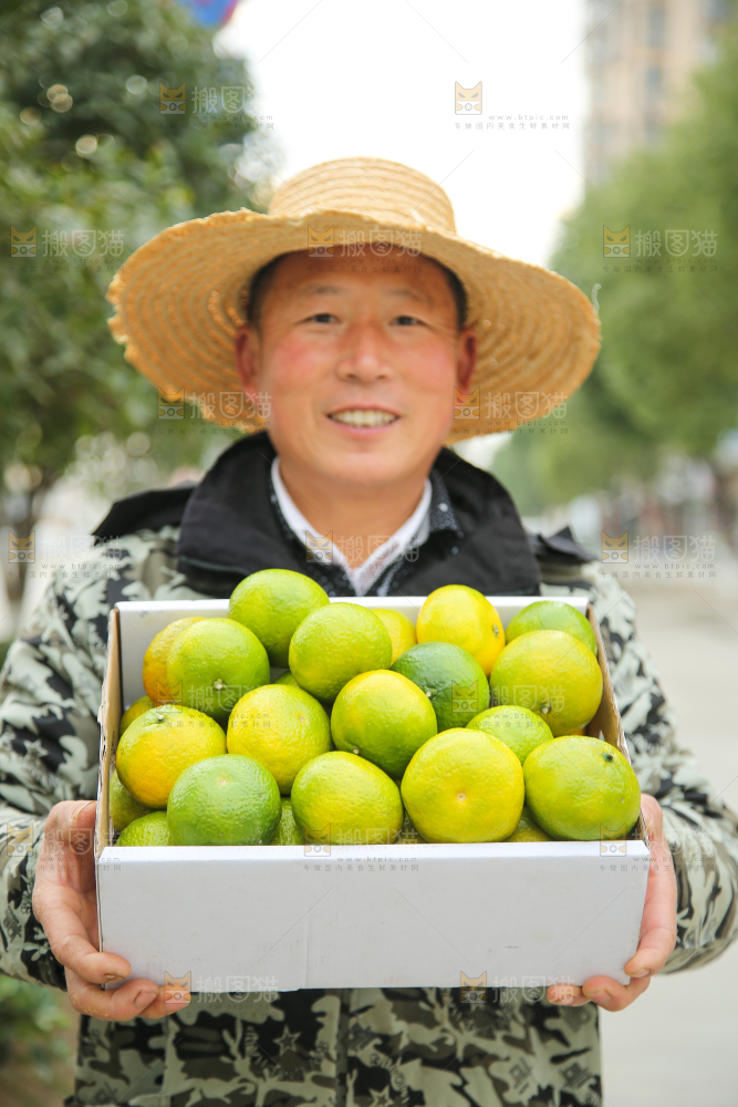 手里拿着建阳桔柚