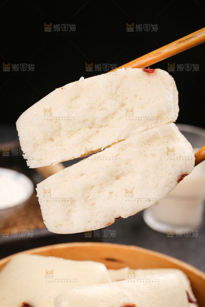 深底上的白糖发糕