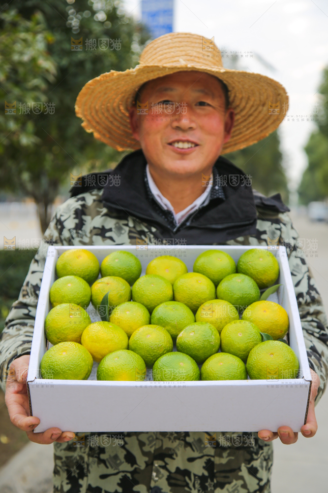 手里拿着建阳桔柚