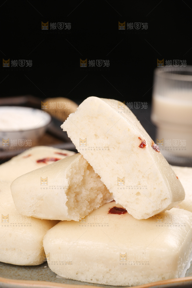 深底上的白糖发糕