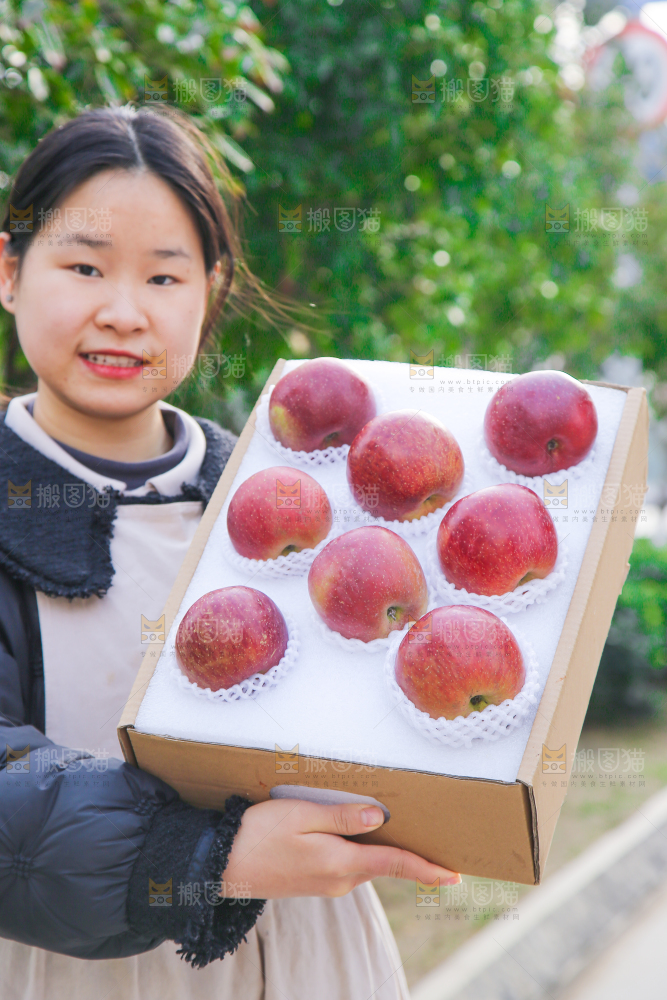 手里拿着丑苹果