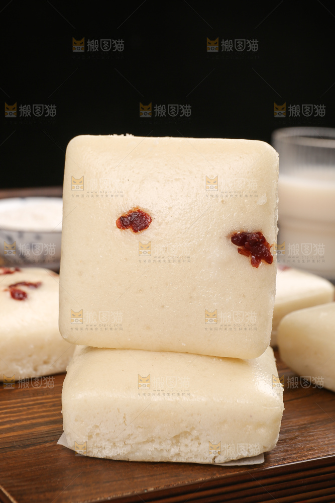 深底上的白糖发糕