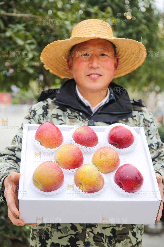 手里拿着丑苹果