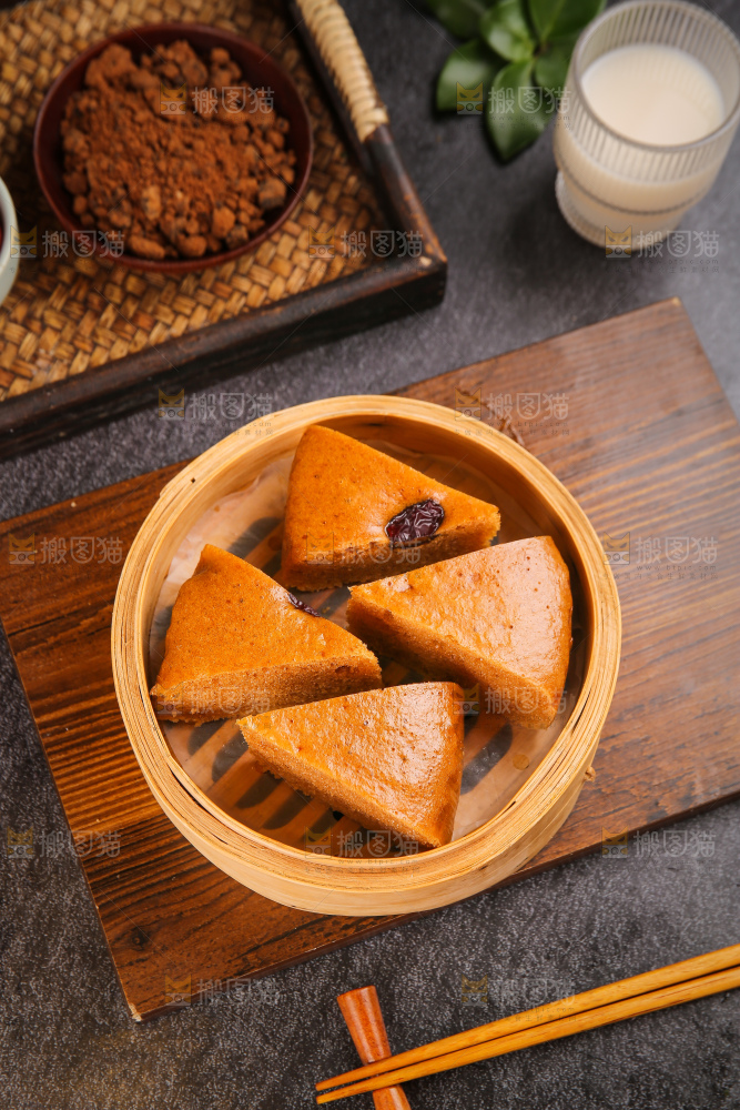 深底上的红糖红枣发糕