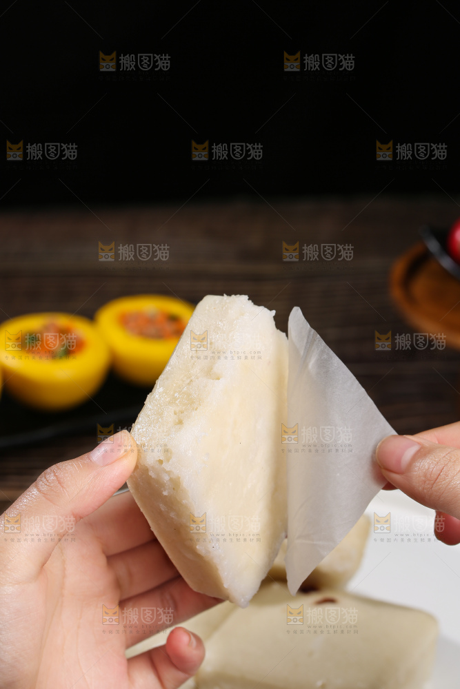 深底上的白糖发糕