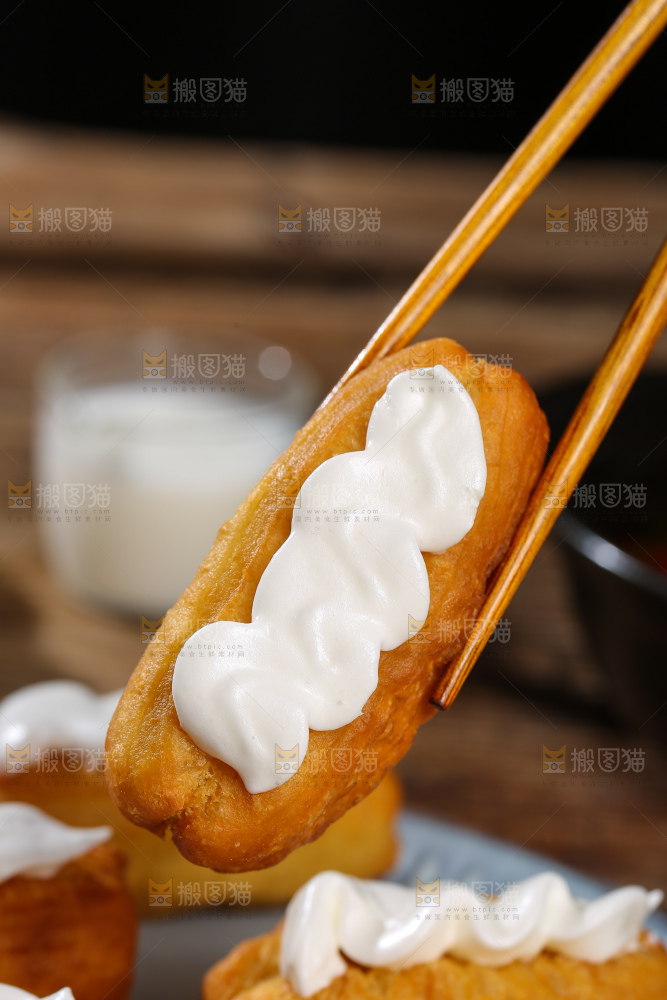 深底上的奶油油条