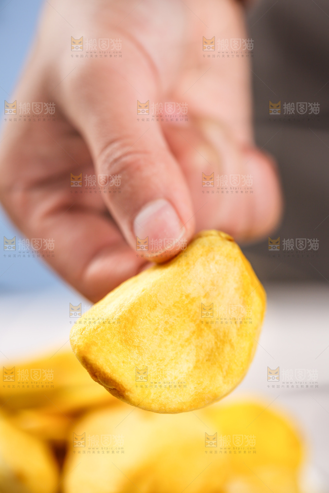 浅底上的菠萝蜜干