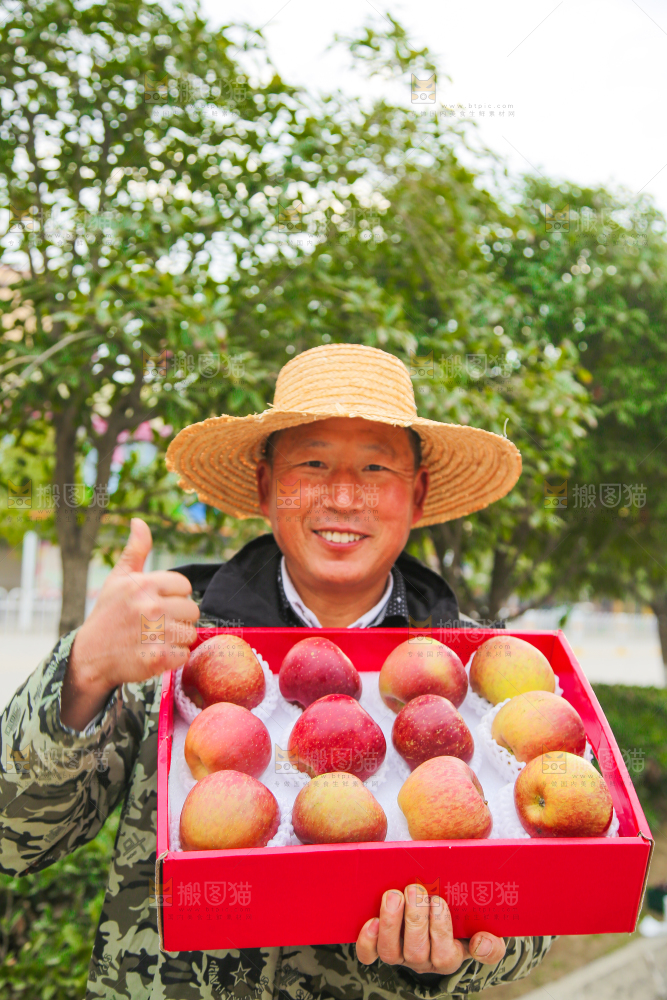 手里拿着丑苹果