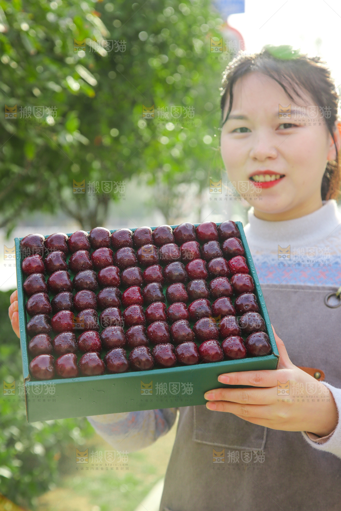 手里拿着车厘子