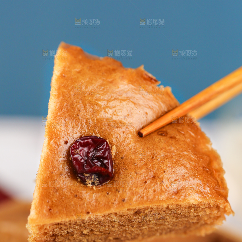 浅底上的红糖红枣发糕