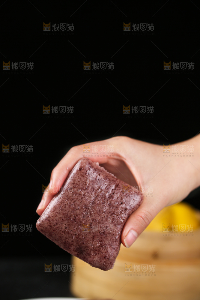 深底上的黑米发糕
