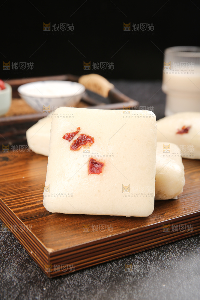 深底上的白糖发糕