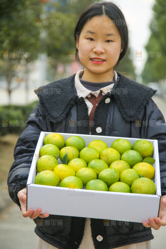 手里拿着建阳桔柚