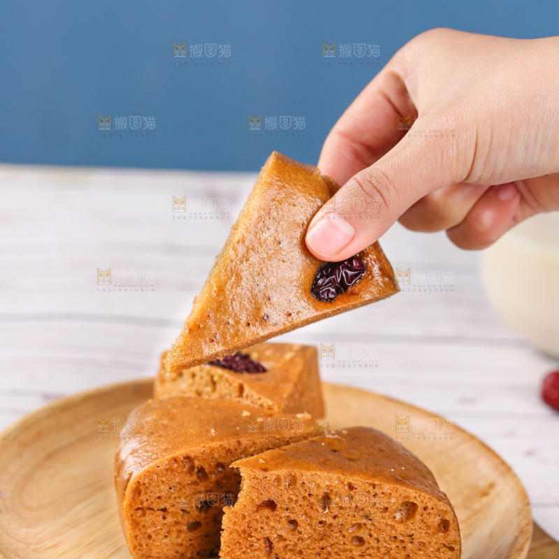 浅底上的红糖红枣发糕
