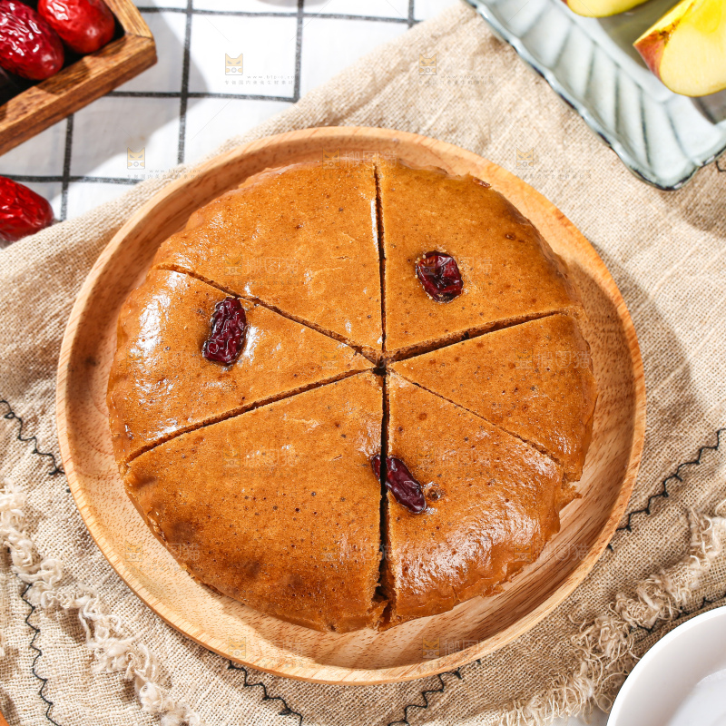 浅底上的红糖红枣发糕