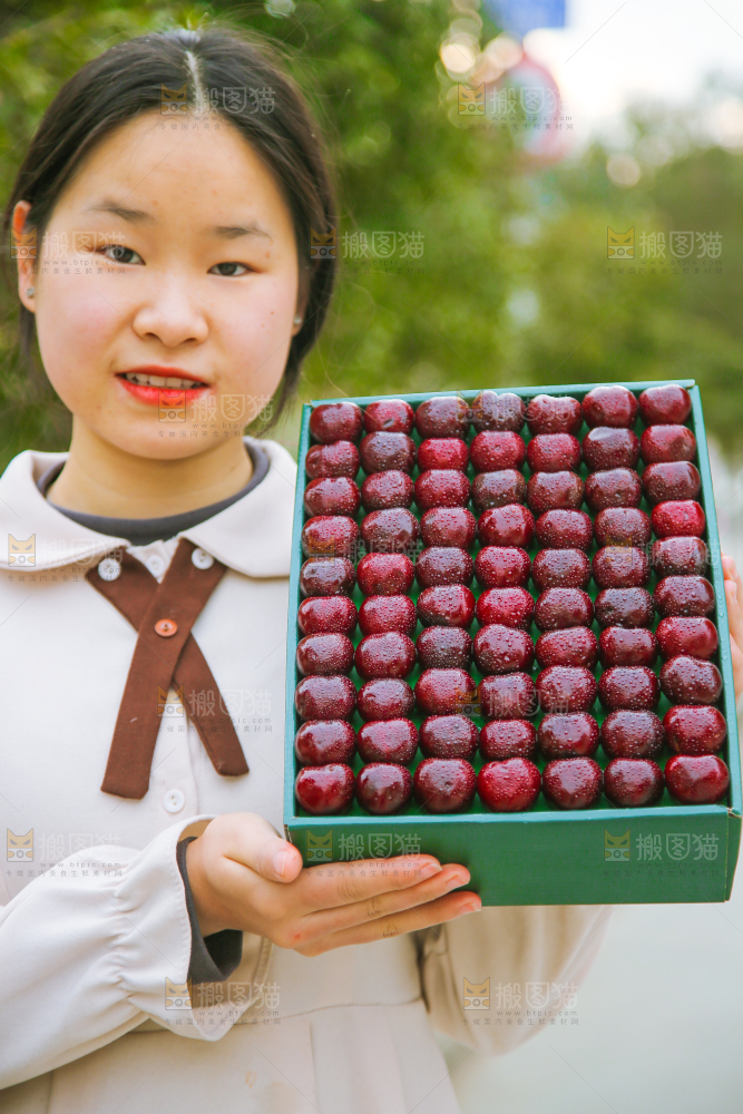 手里拿着车厘子