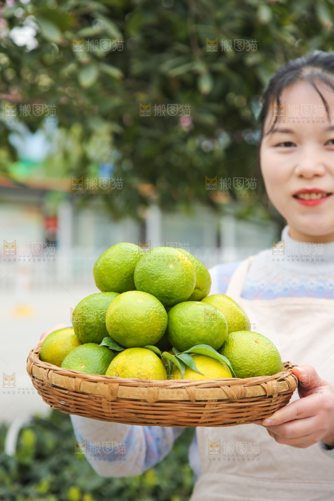 手里拿着建阳桔柚