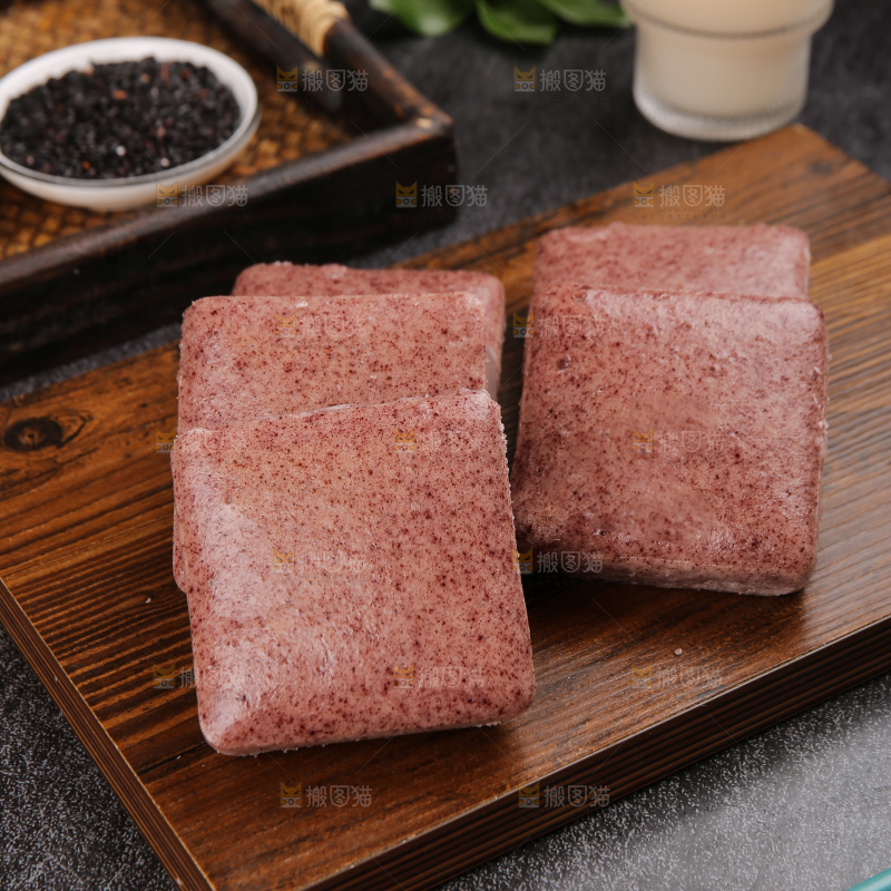 深底上的黑米发糕