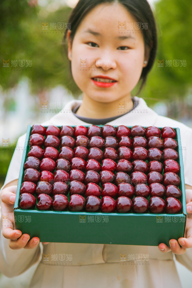 手里拿着车厘子