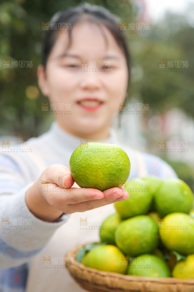 手里拿着建阳桔柚