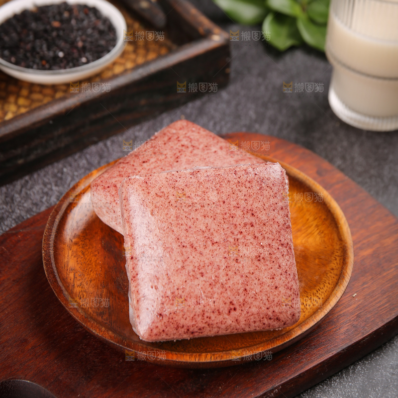 深底上的黑米发糕