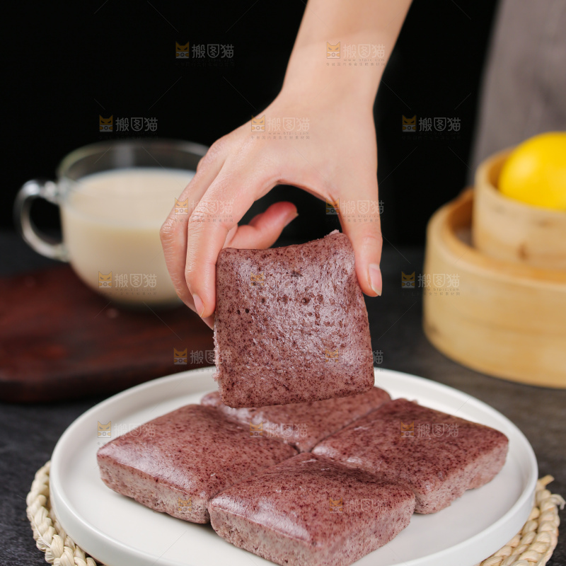 深底上的黑米发糕
