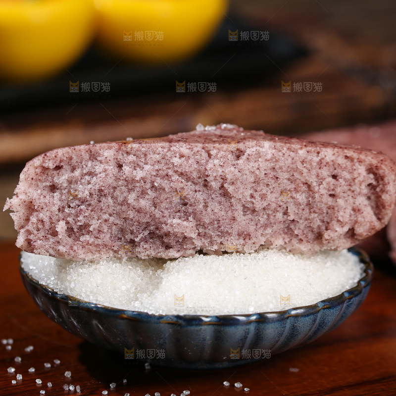 深底上的黑米发糕