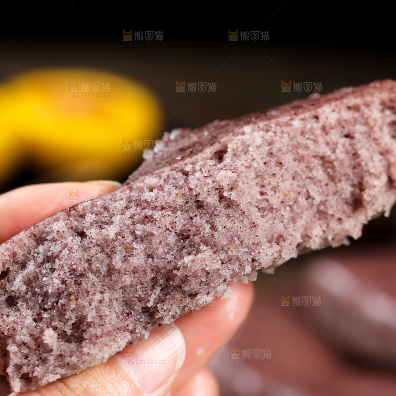 深底上的黑米发糕