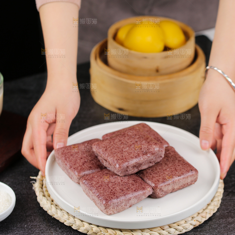 深底上的黑米发糕