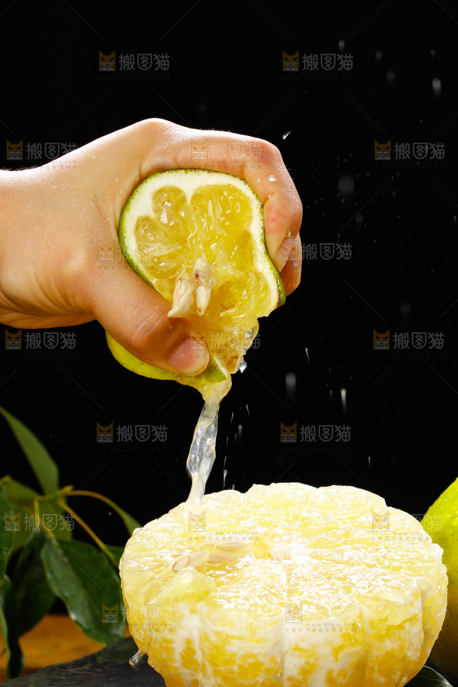 深底上的青皮葡萄柚