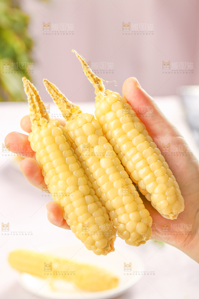 浅底上的手指糯玉米