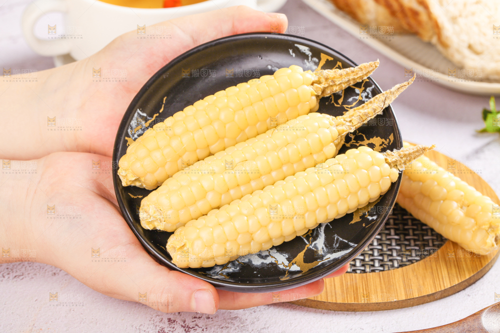 浅底上的手指糯玉米