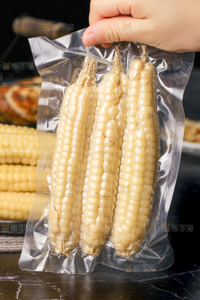 深底上的拇指小玉米