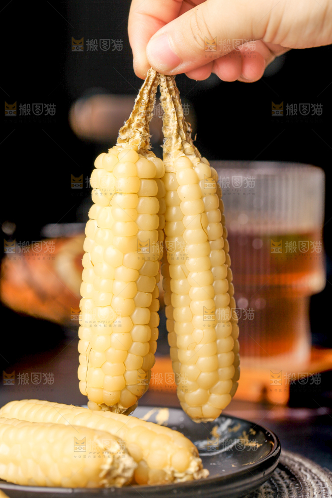 深底上的拇指小玉米