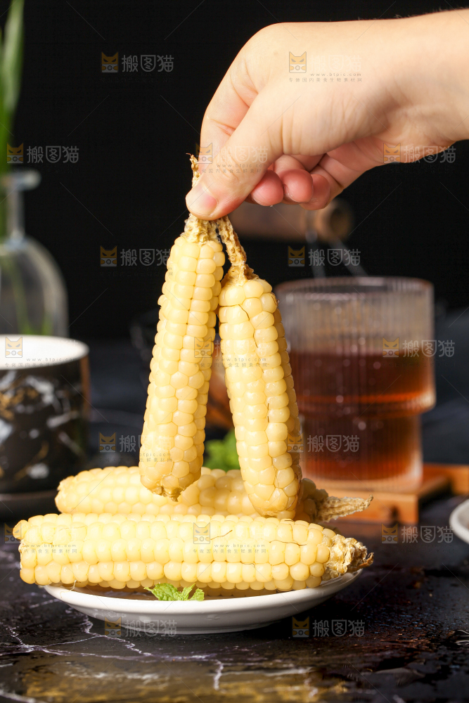 深底上的拇指小玉米