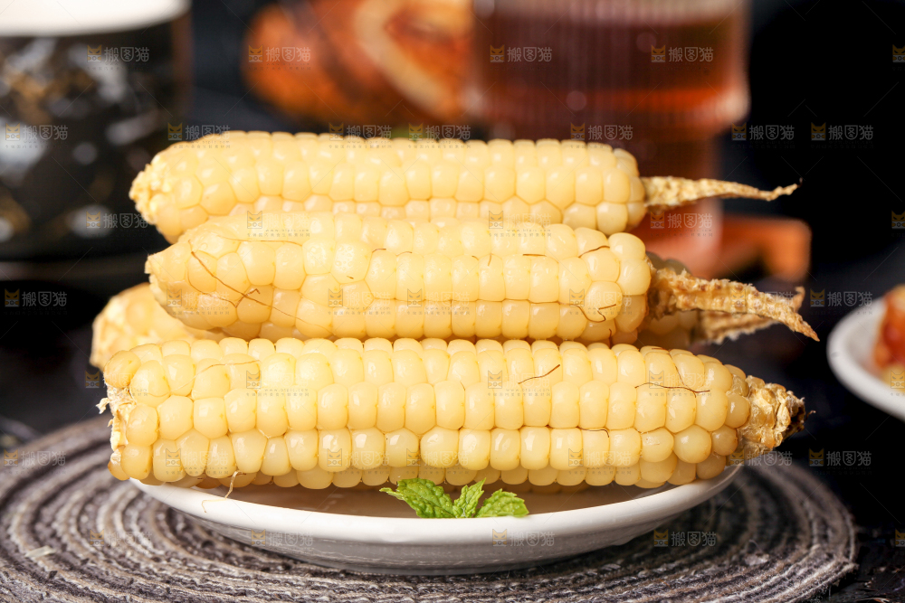 深底上的拇指小玉米
