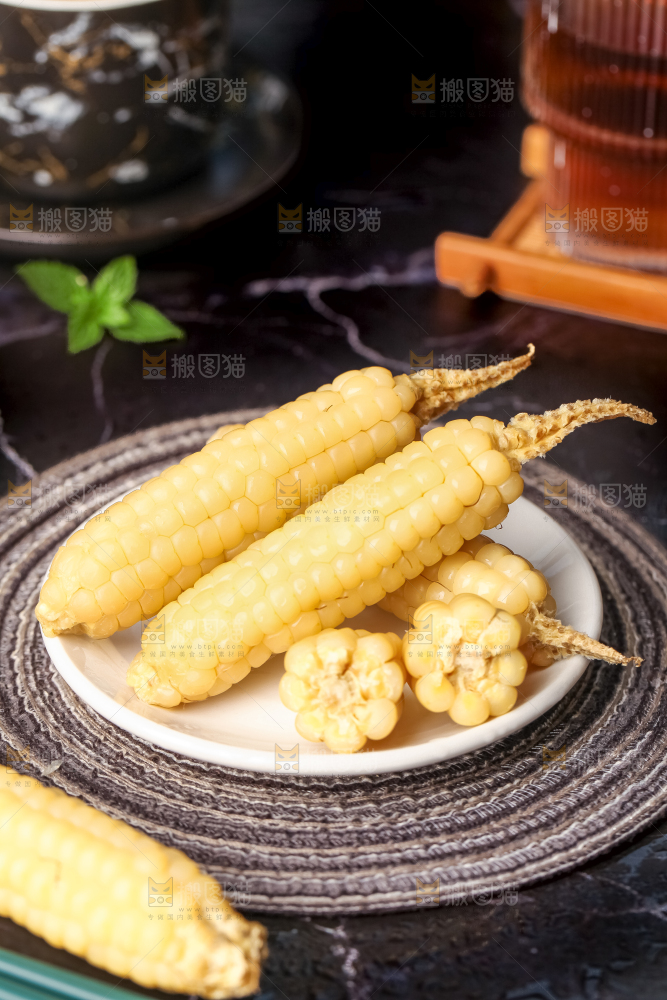 深底上的拇指小玉米