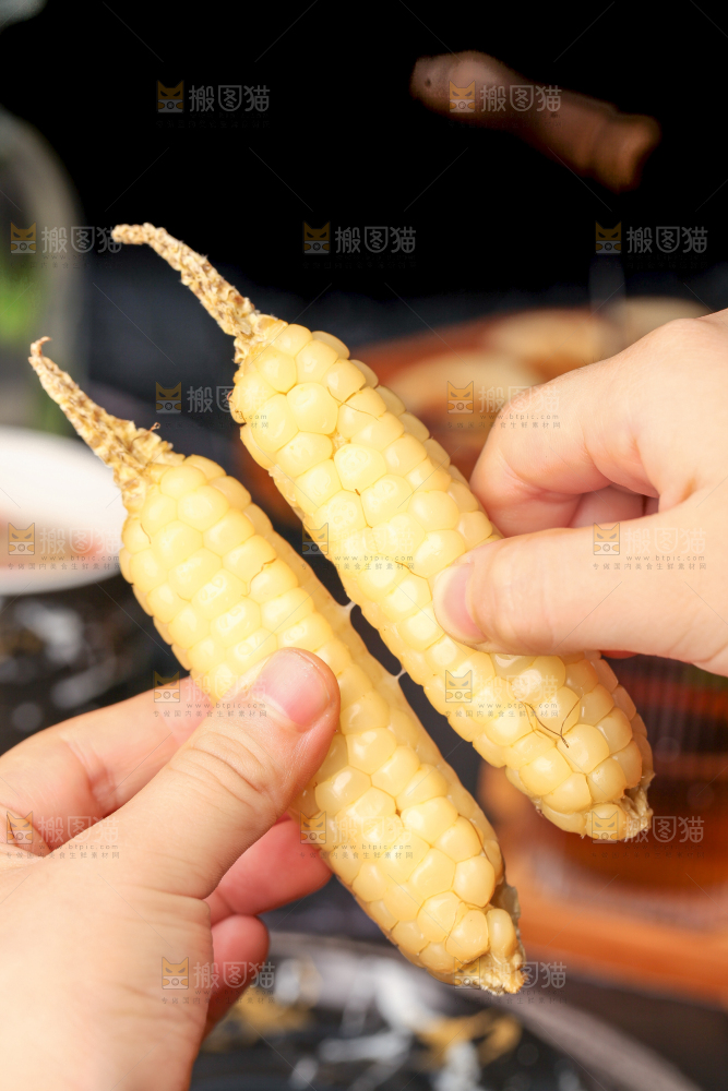 深底上的拇指小玉米